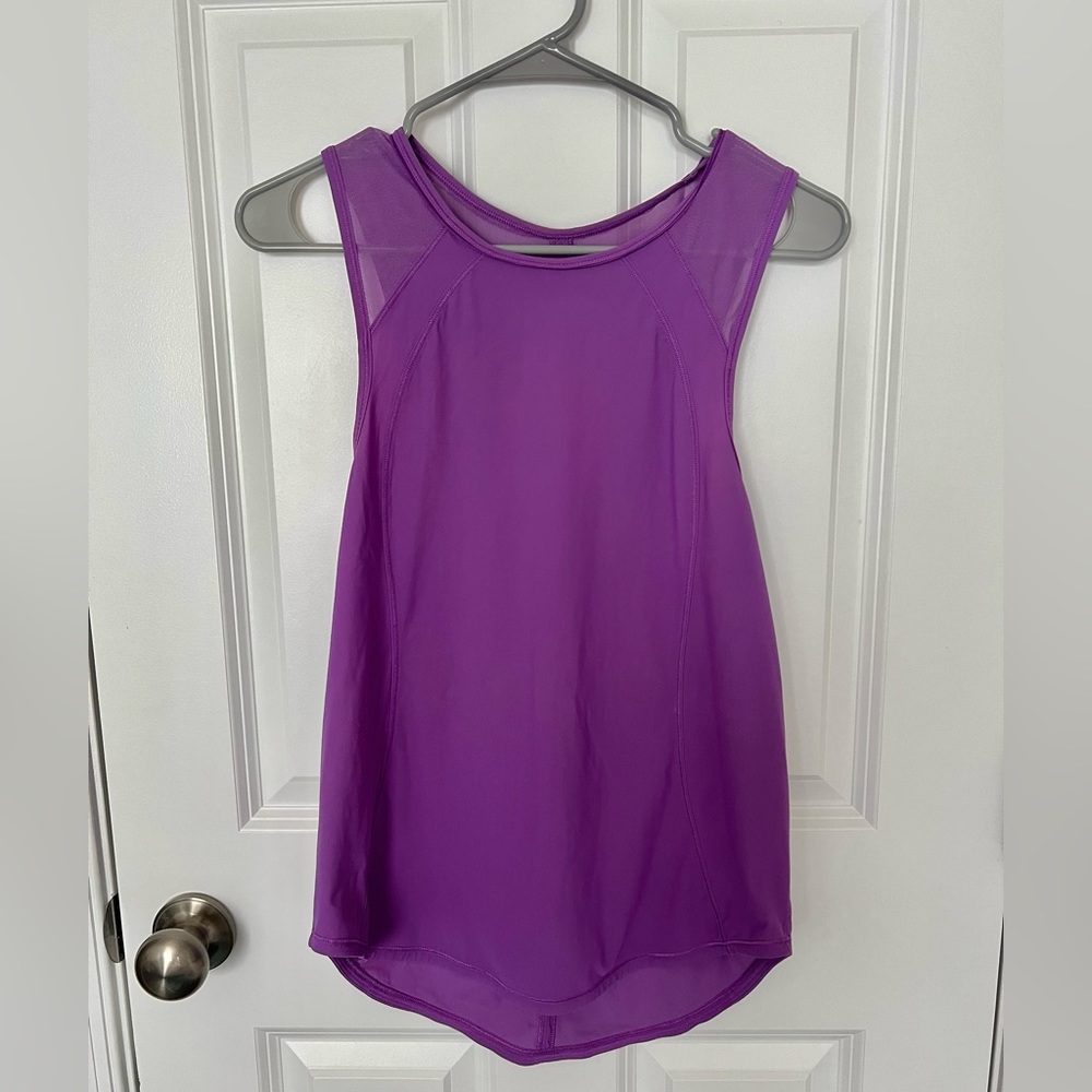 Gently used Lululemon gorgeous tank top with mesh around the shoulders!